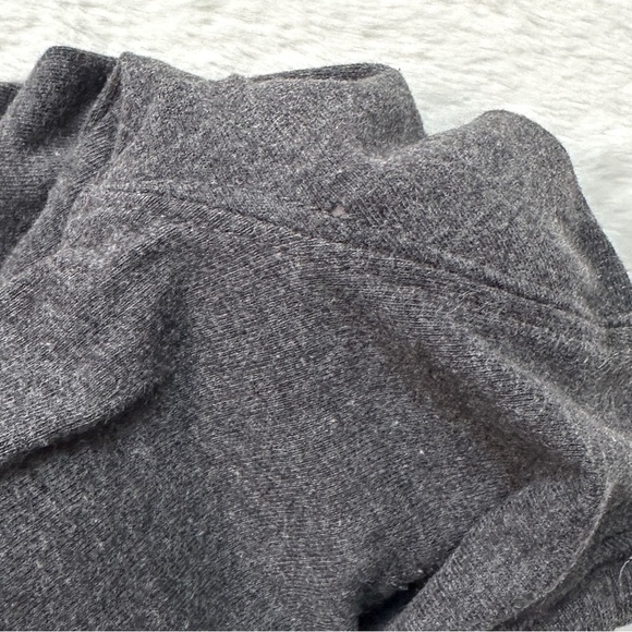 ⭐️ 5 for $25 GAP Gray Long Sleeve Shirt with Camouflage Shorts Size 2-6 Months - Picture 5 of 9